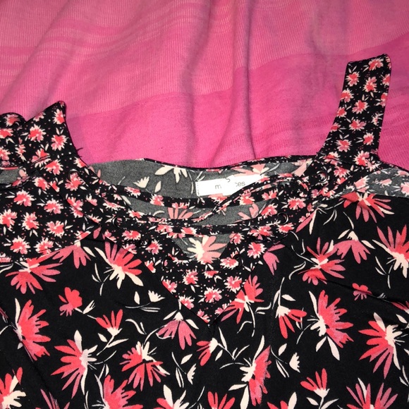 A floral black off the shoulder shirt - Picture 3 of 4